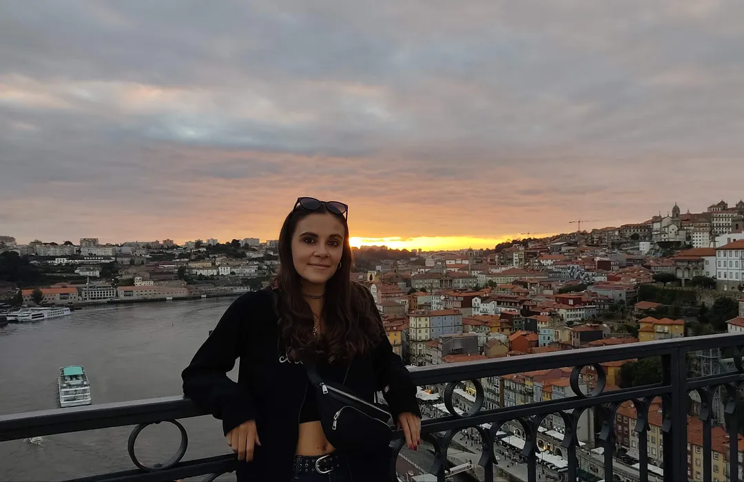 Imagen con atardecer en un puente de fondo