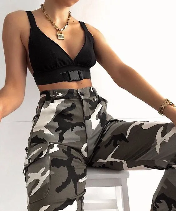 Fotografia de inspiracion para ilustraicion de una chica sentada en una silla con un pantalon de camuflaje y top negro