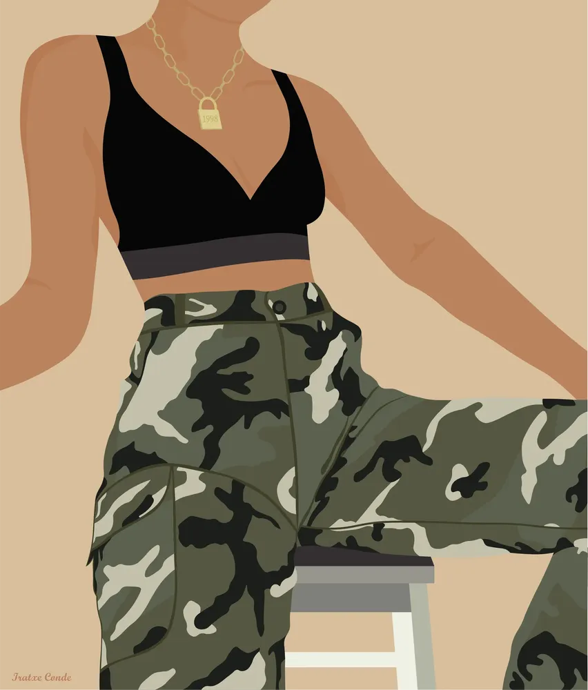 Ilustración digital de una chica sentada en una silla con pantalón de camuflaje y un top negro.