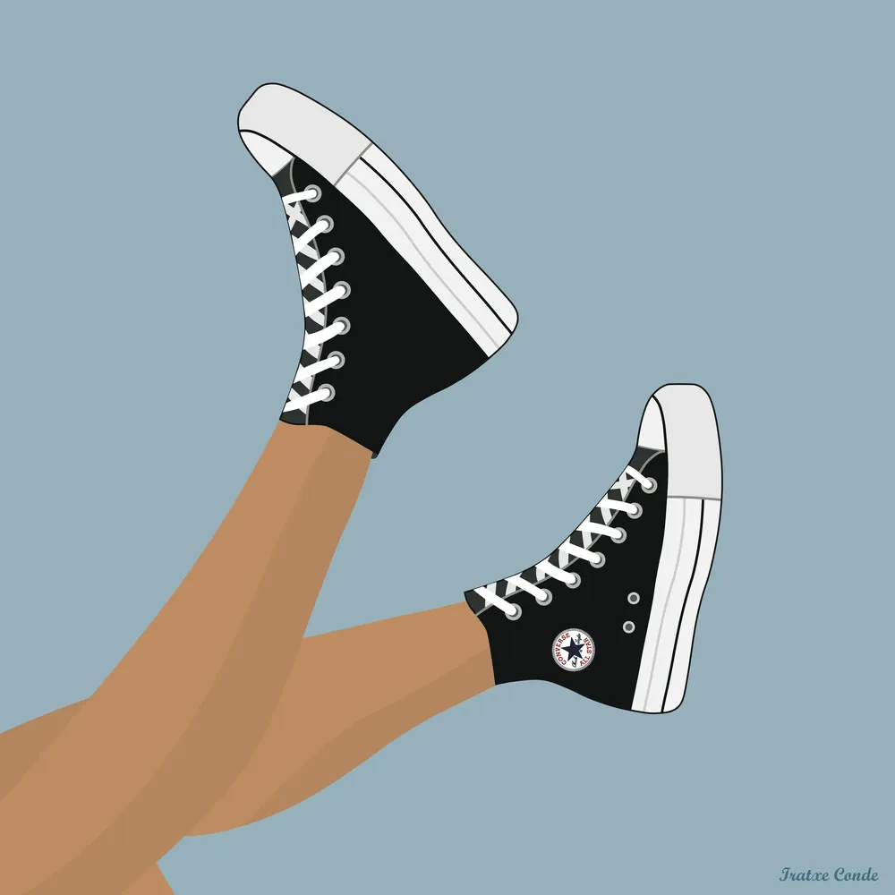 Ilustración digital de los pies con zapatillas Converse negras y cordones blancos.