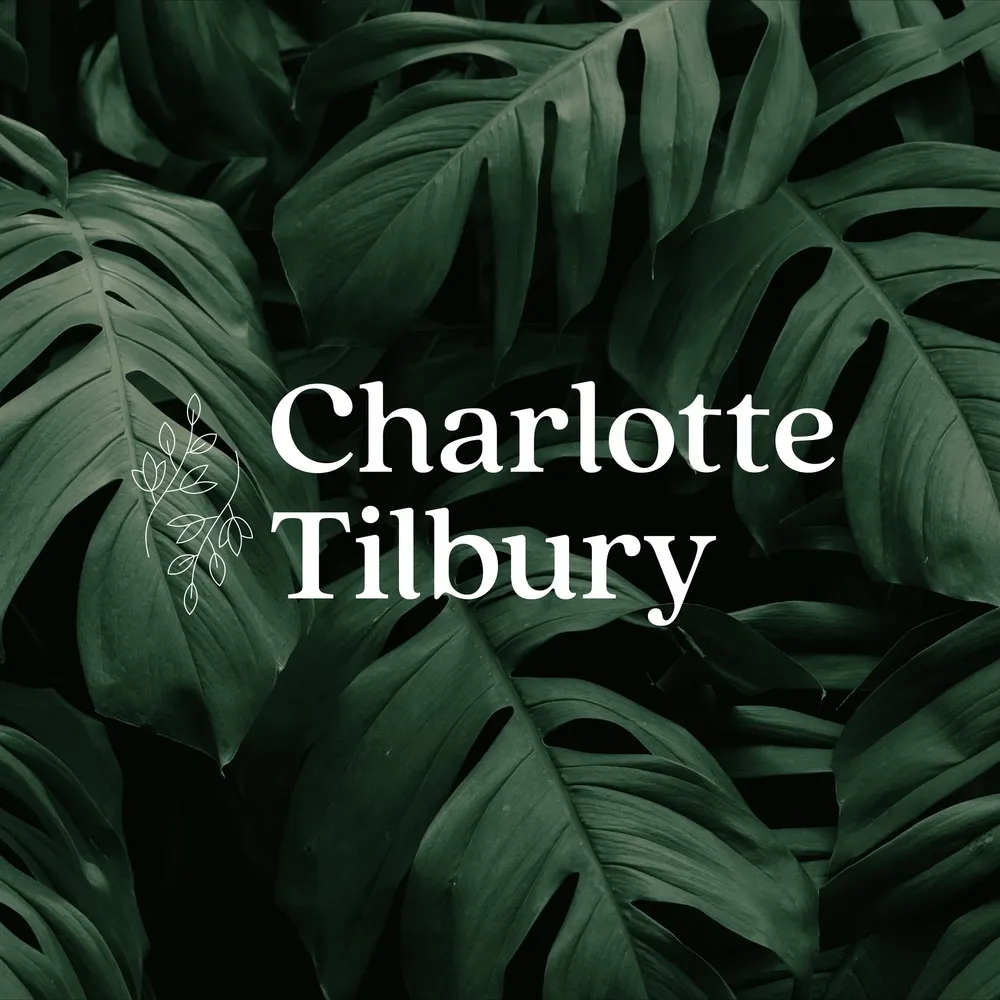 Logo Charlotte Tilbury sobre fondo de hojas montsera