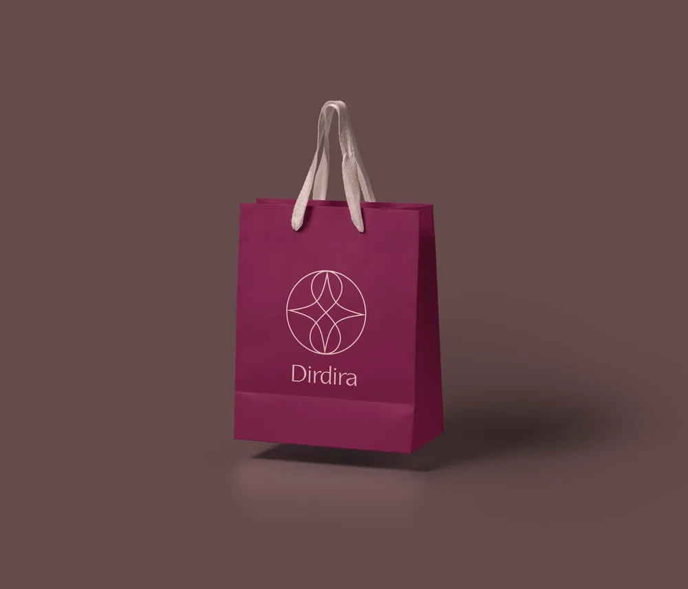 Mockup de una bolsa de papel en tonos neutros con el logotipo de la marca Dirdira