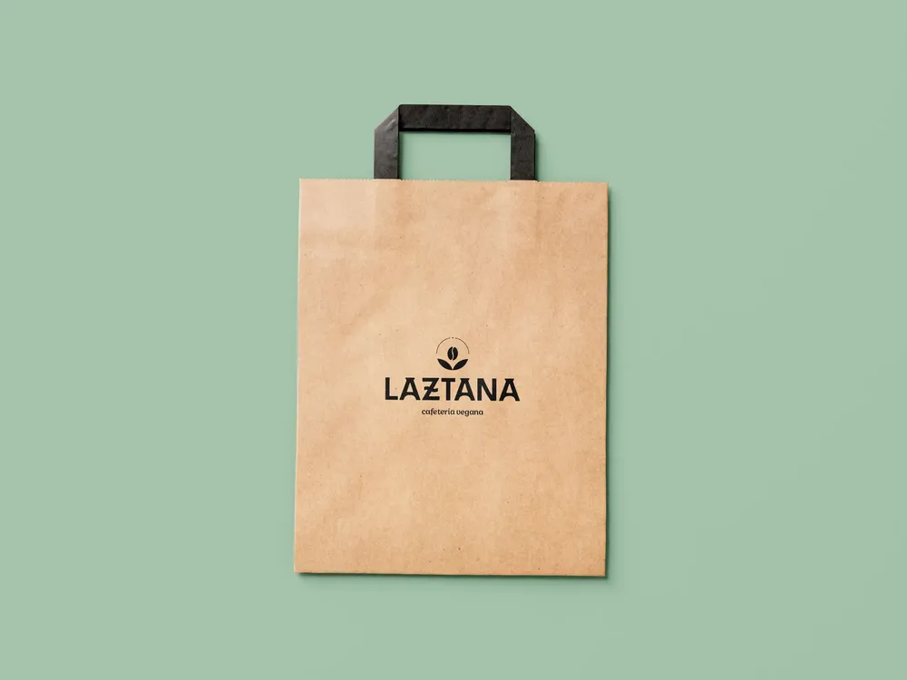 Mockup de una bolsa de papel con asas con el logo de Laztana impreso en su parte frontal para branding en Bilbao.