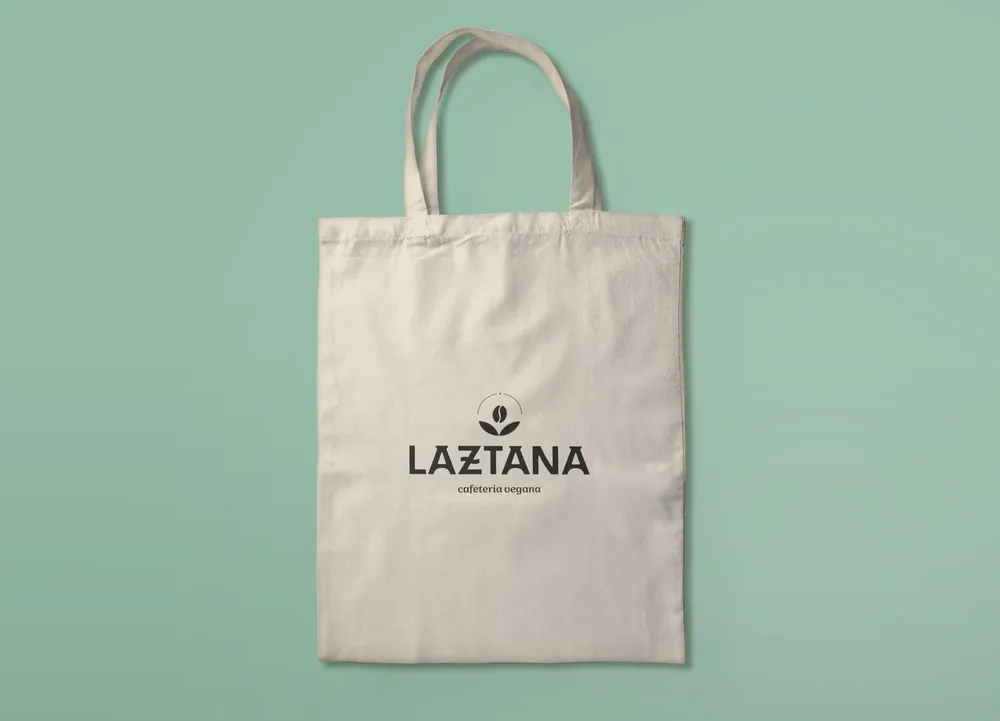 Bolsa de tela blanca con el logo creado para una cafetería vegana en Bilbao.
