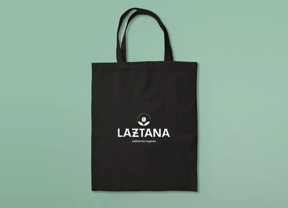 Bolsa de tela negra con el logo creado para una cafetería vegana en Bilbao.
