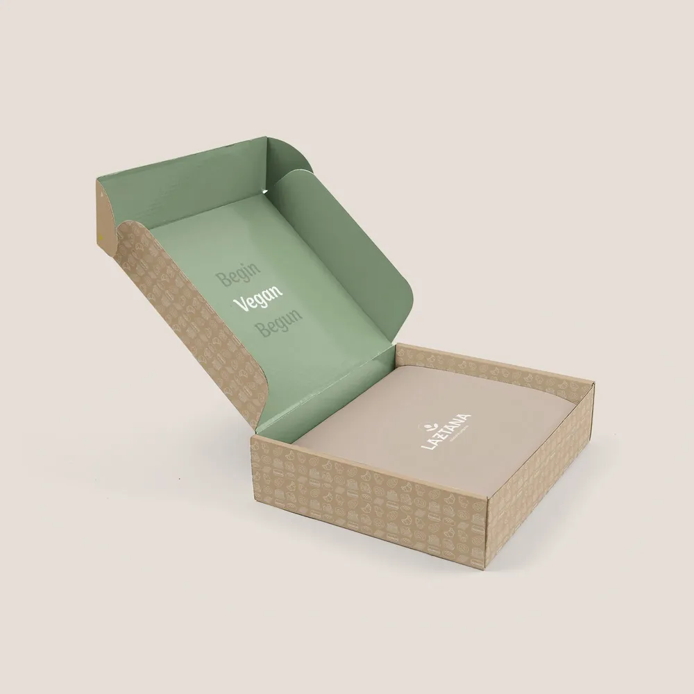Mockup de una caja de cartón abierta con el logo de Laztana impreso. Se puede ver el interior de la caja de color verde.