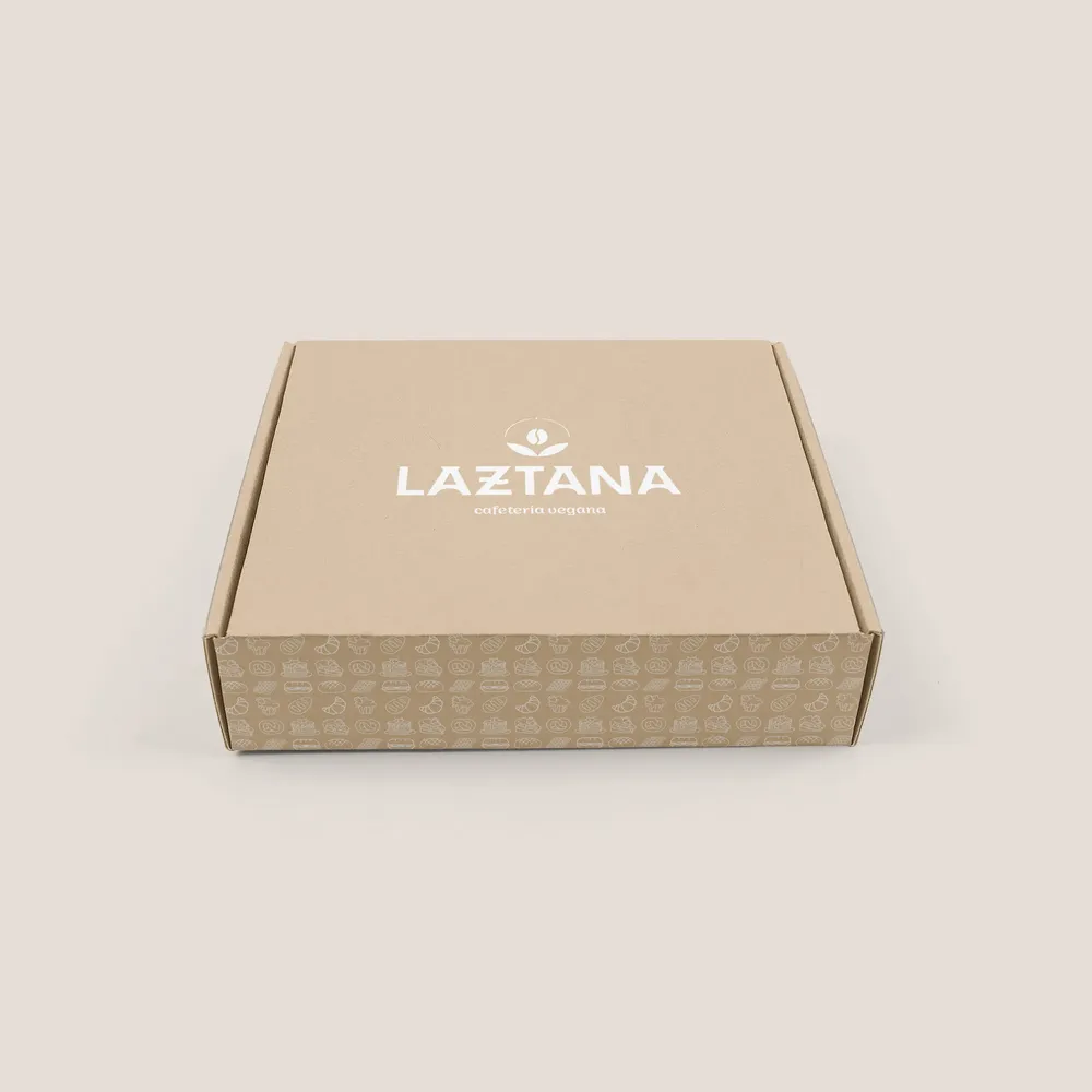 Mockup de una caja de cartón cerrada con el logo de Laztana impreso para branding en Bilbao.