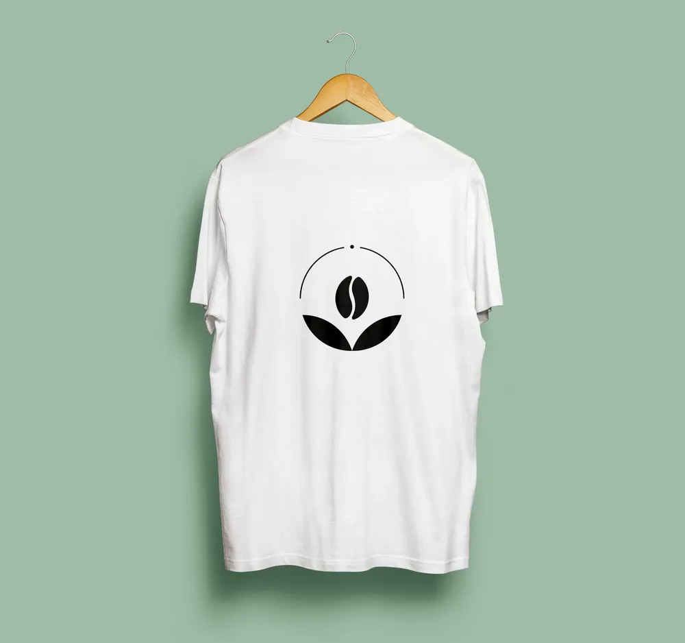 Espalda de camiseta blanca con el logo en negro de una cafetería vegana en Bilbao.
