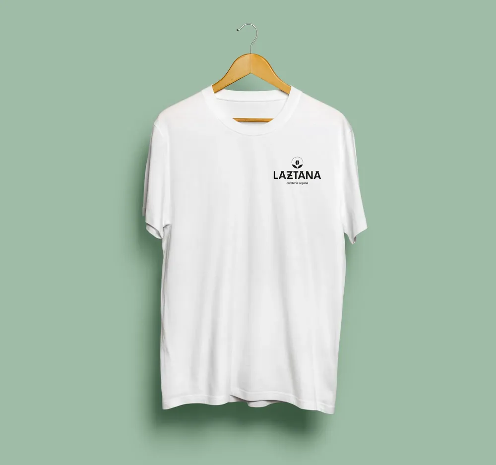 Camiseta blanca con el logo en negro de una cafetería vegana en Bilbao.