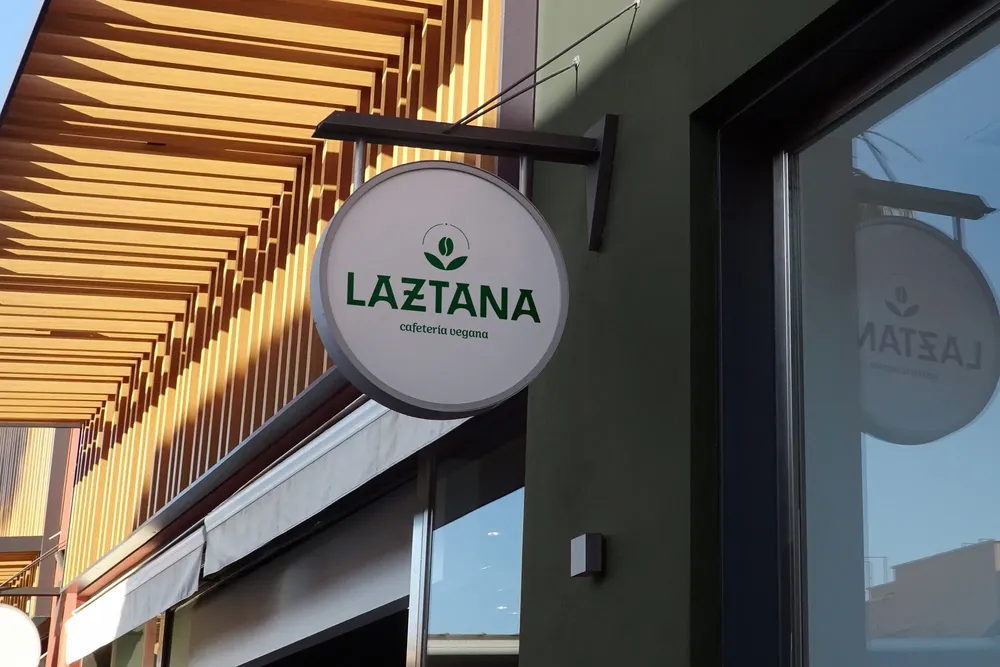 Mockup de un cartel circular de cafetería en el que pone Laztana para branding en Bilbao.