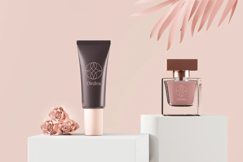 Mockup de crema y fragancia en tonos crema de la marca imaginaria Dirdira