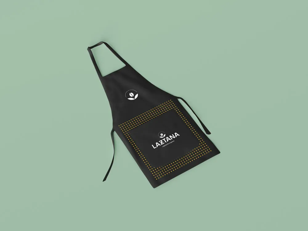 Delantal negro serigrafiado con el logotipo de Laztana.
