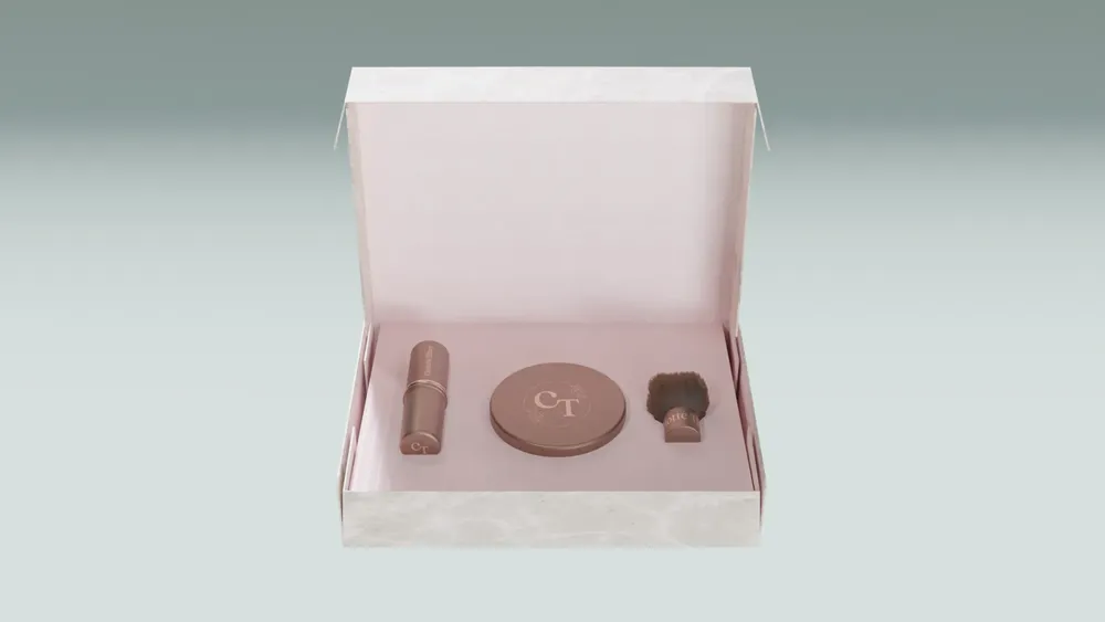 Mockup de packaging de lápiz labial, maquillaje en polvo y pincel de Charlotte Tilbury