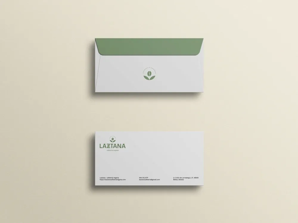 Sobre blanco con solapa verde y el logotipo de una cafetería vegana en Bilbao.