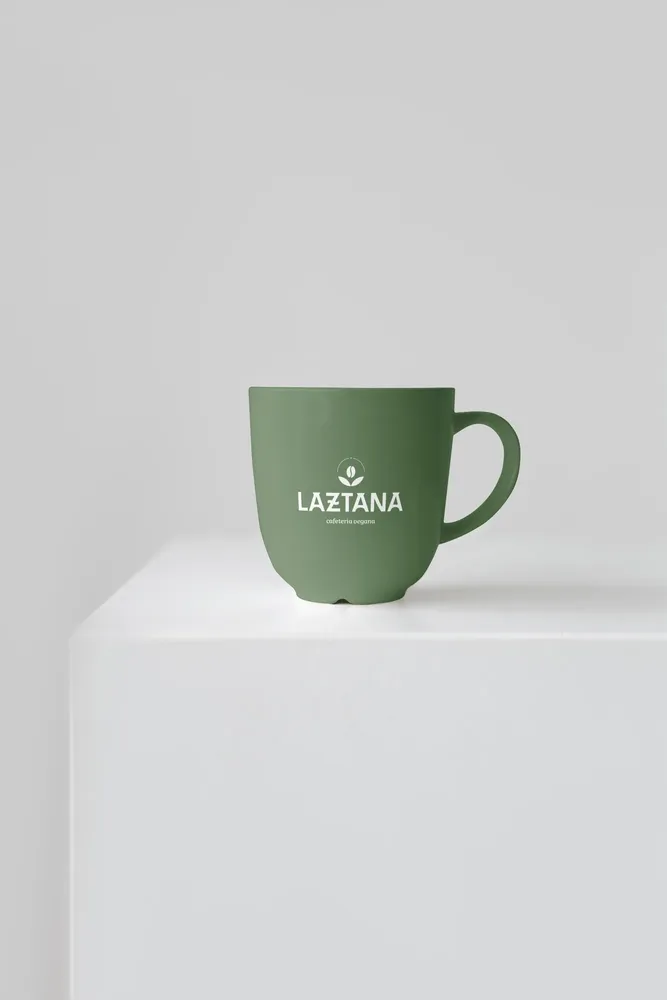 Taza verde oscuro con el logo creado para una cafetería vegana en Bilbao.