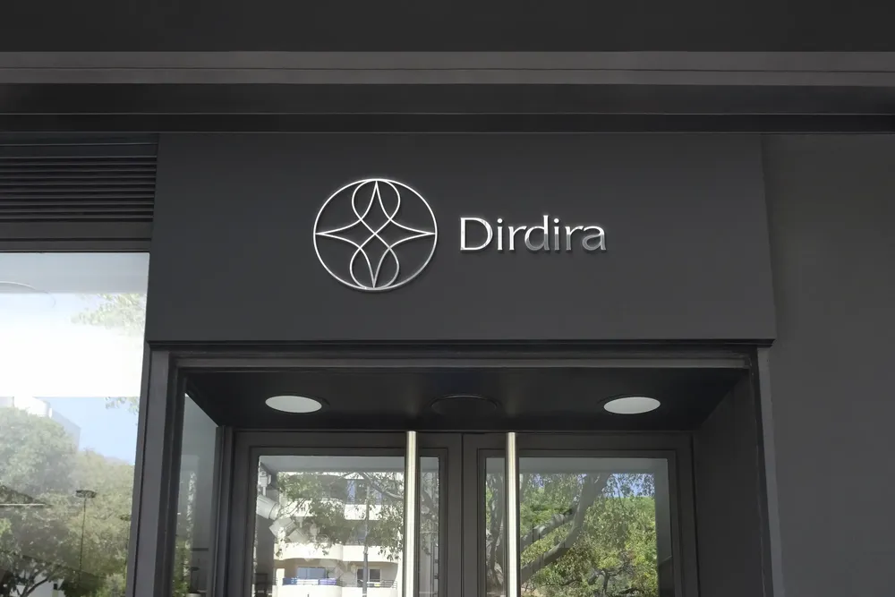 Mockup de un cartel frontal de tienda con el logo de la marca Dirdira