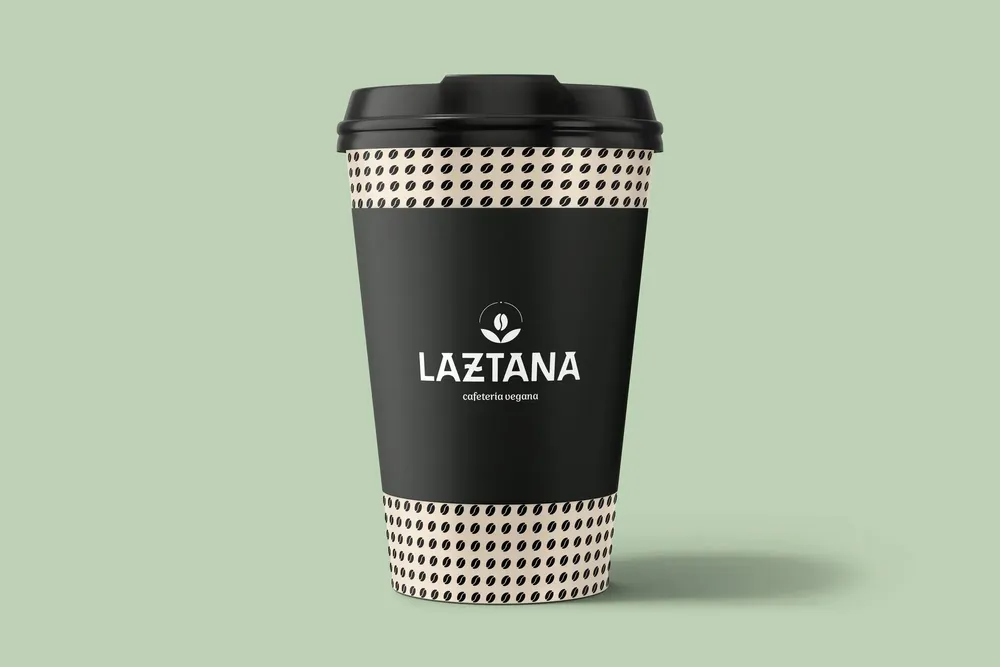 Vaso de cartón serigrafiado con el logo de la cafetería vegana Laztana en Bilbao.