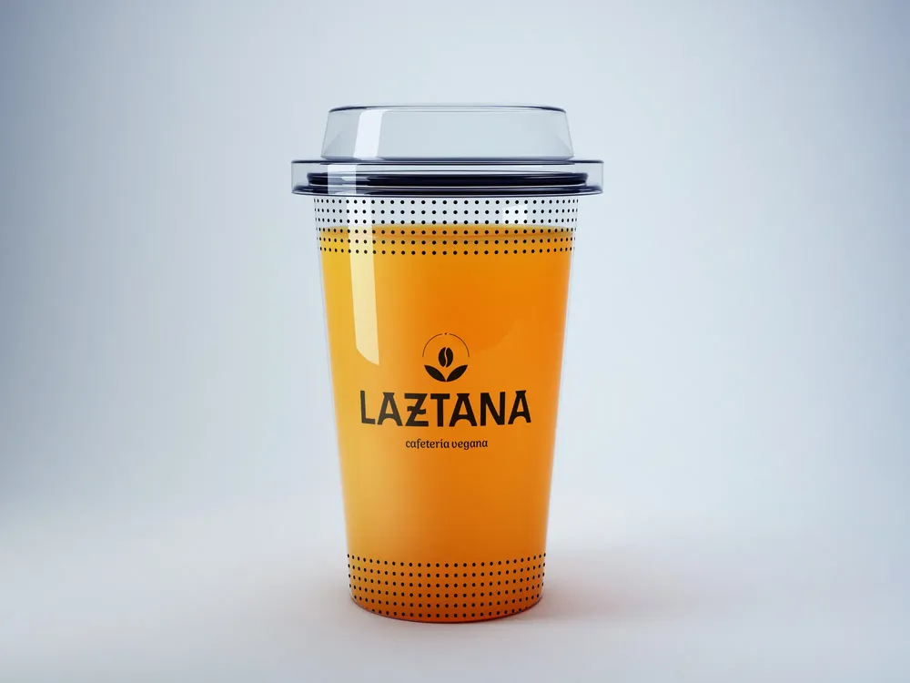Vaso de plastico transparente con zumo en su interior que tiene serigrafiado el logo de Laztana.
